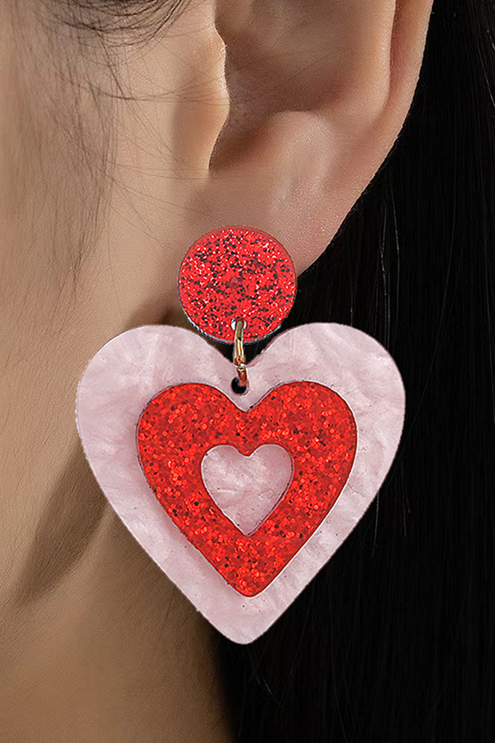 Pendientes de caída acrílica de doble corazón rosa para un aspecto elegante