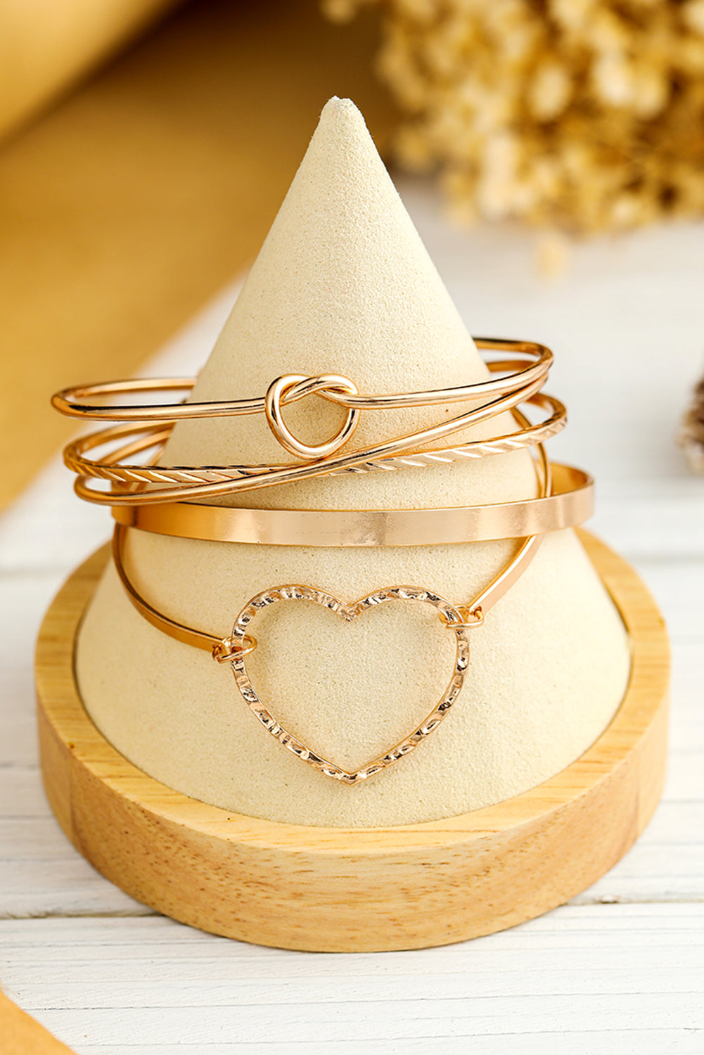 Bezauberndes mehrlagiges Manschettenarmband-Set mit goldenem Herzknoten