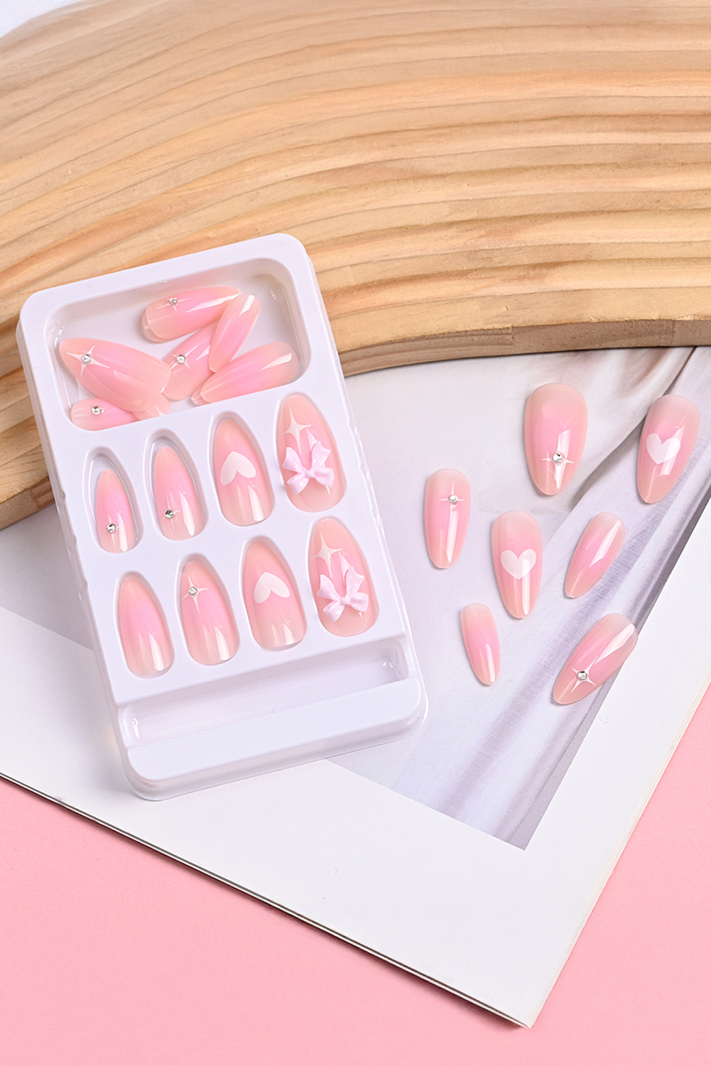 Pinkes Nagelset mit Schleife und Herzdekor mit Farbverlauf