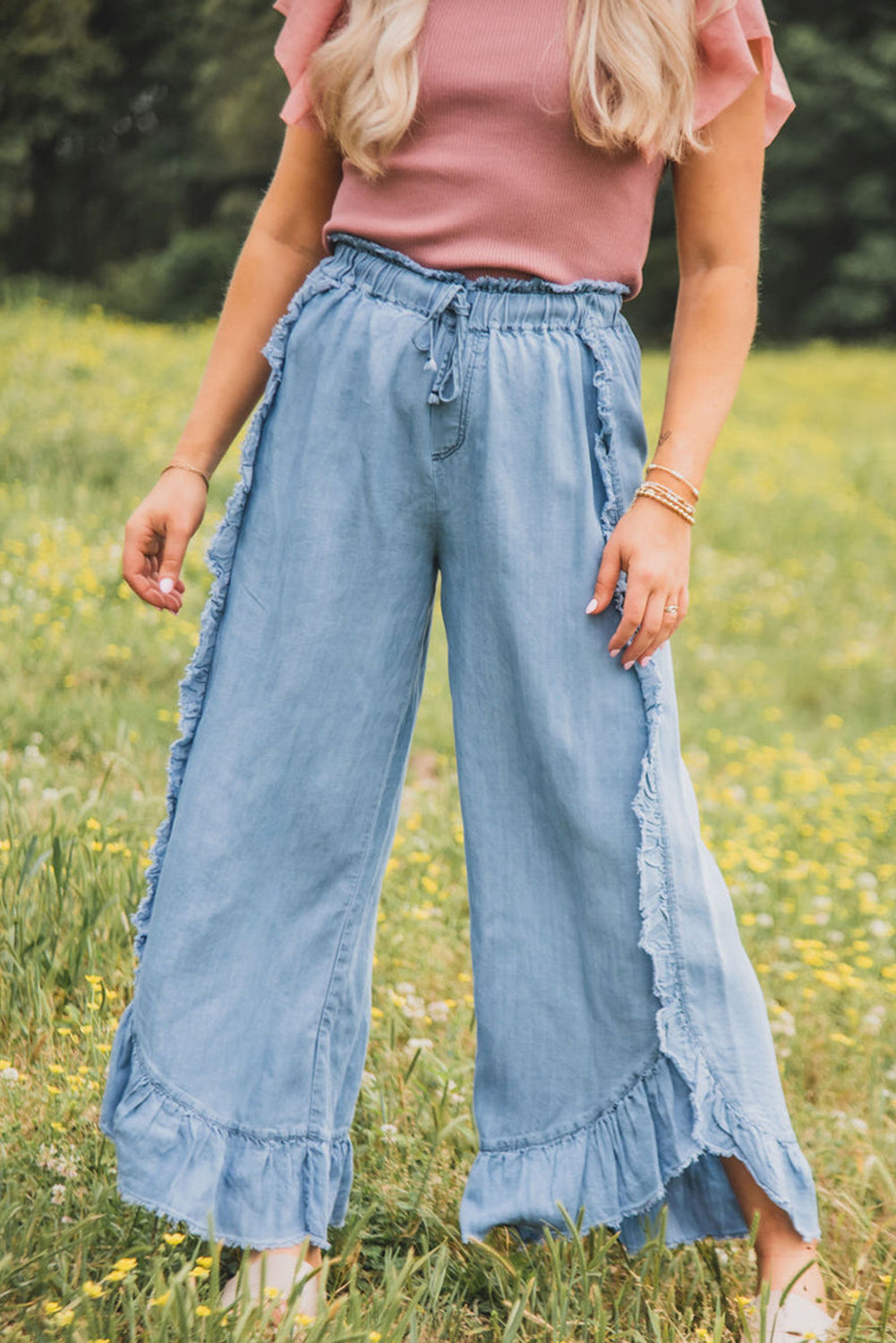 Myosotis – Hell verwaschene Jeans mit weitem Bein und Rüschensaum