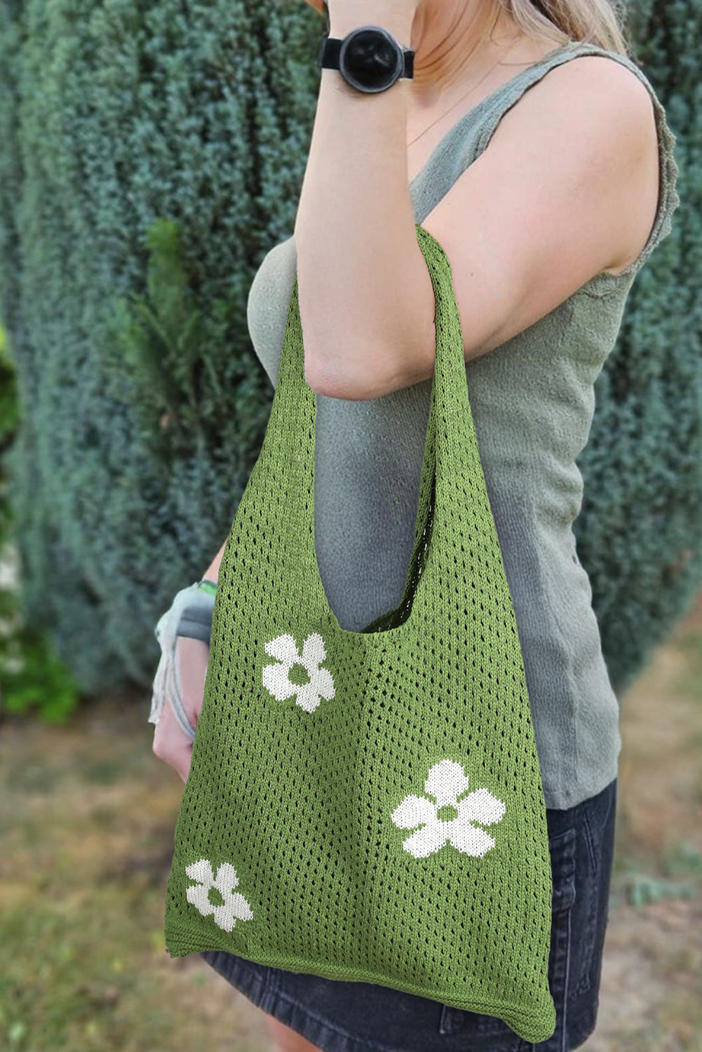 Spinatgrüne Schultertasche aus Strick im 60er-Jahre-Blumenmuster