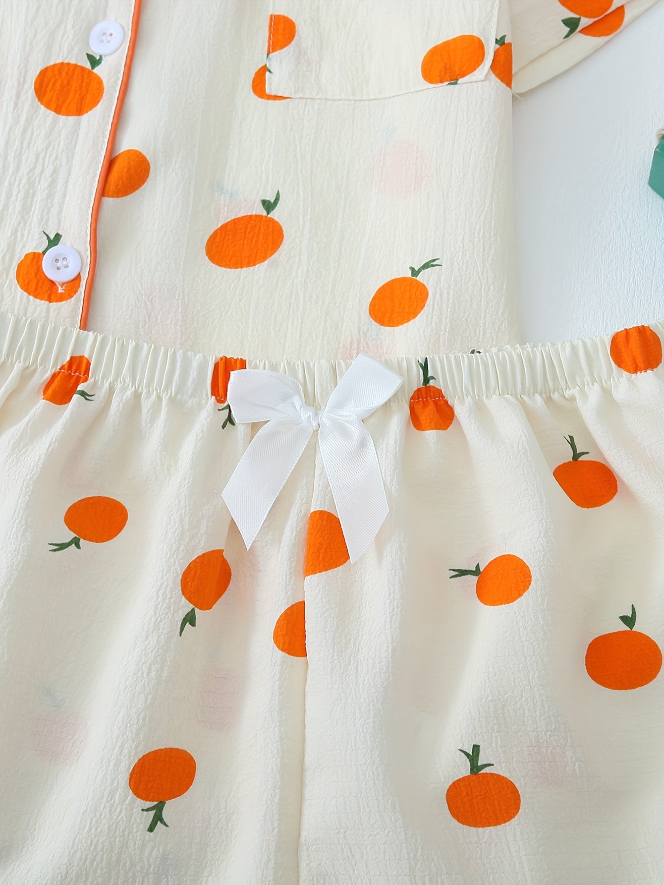 Süßes Pyjama-Set mit orangefarbenem Aufdruck, strukturiertes Pyjama-Set, kurzärmliges Oberteil mit Reversknöpfen und elastische Shorts, Nachtwäsche für Damen