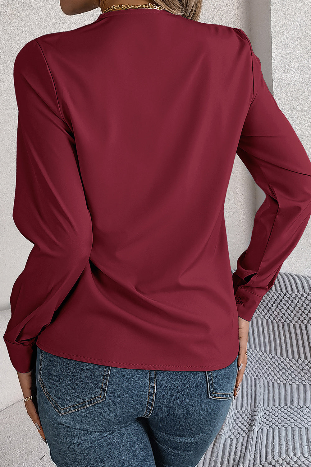 Dahlia roja Elegante blusa plisada de cuello en V