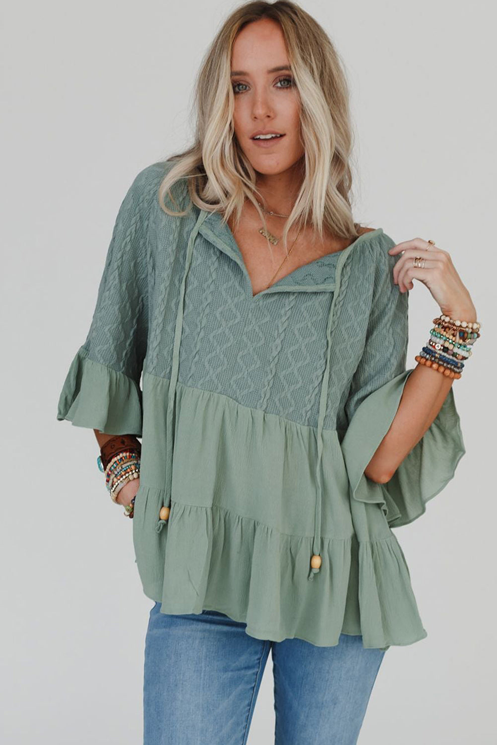 Laurel Green – Patchwork-Bluse mit Rüschen und Krawatte und Schlitz am Ausschnitt