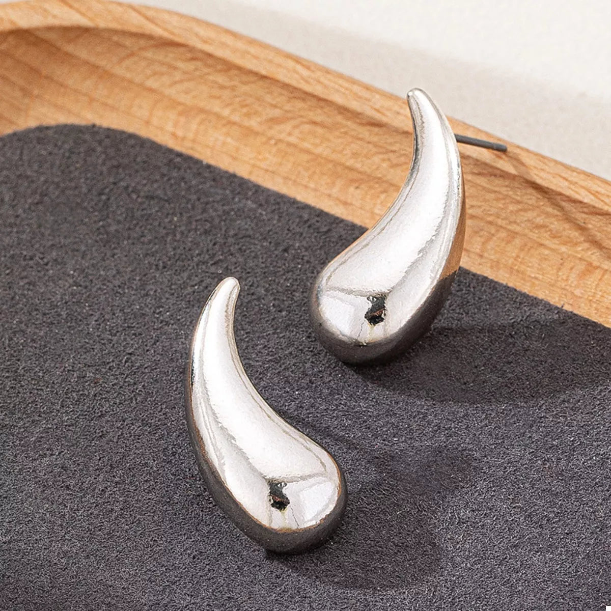 Curved Teardrop Stud Earrings - MAD RUFFI