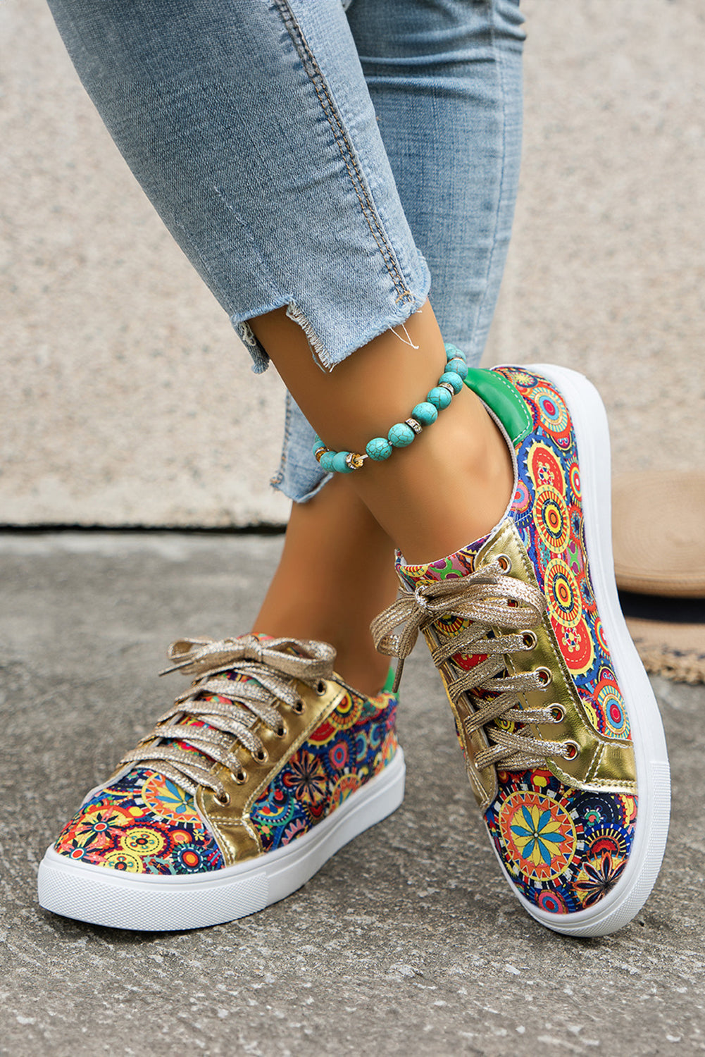 Luxuriöse goldene Sneakers mit geometrischem Bohemian-Schnürdesign