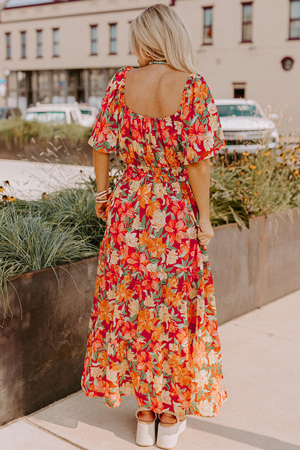 Oranges Maxikleid mit Blumenmuster und V-Ausschnitt und taillierter Taille in Übergröße