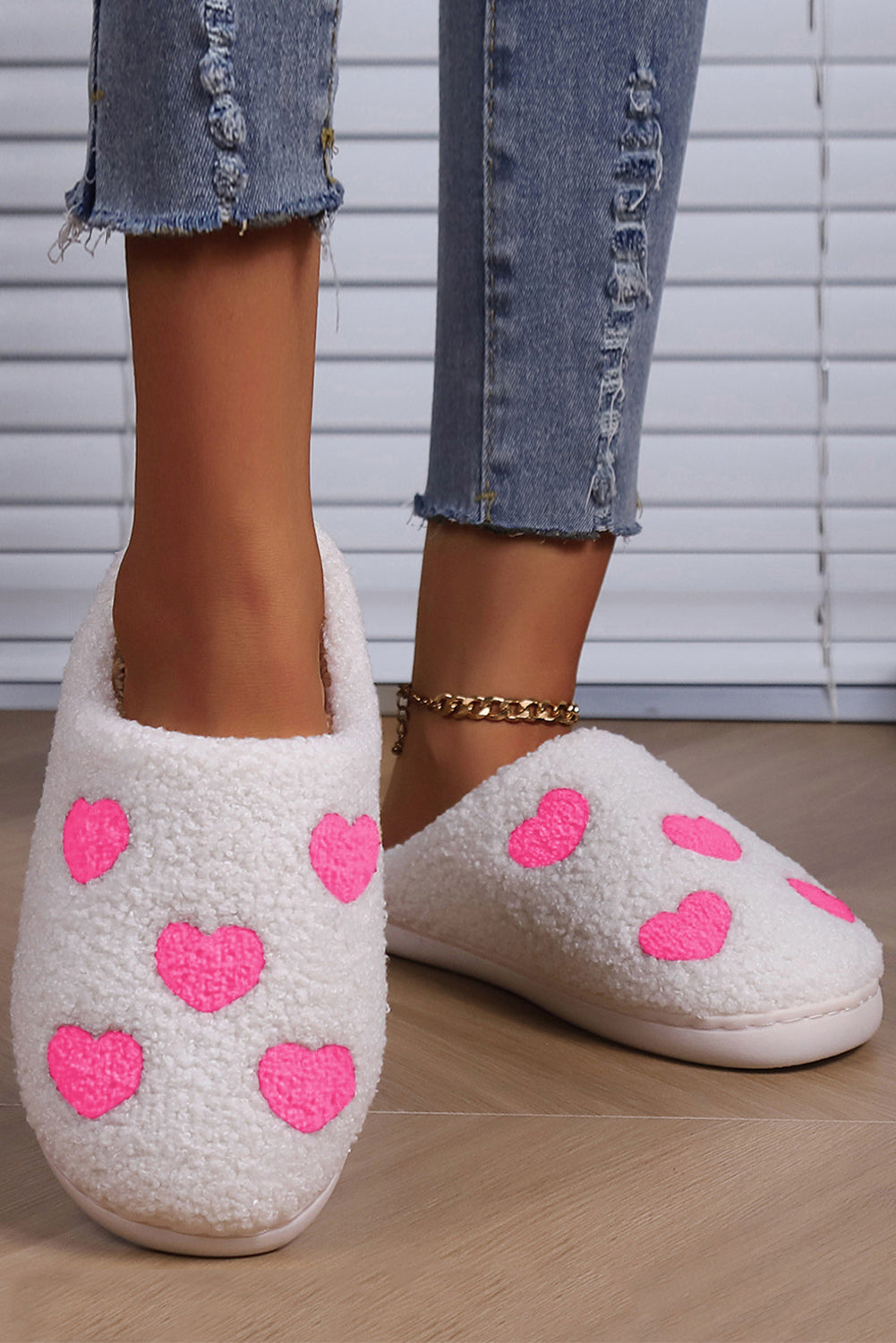 Patrón de corazón rosa zapatillas de invierno borrosas