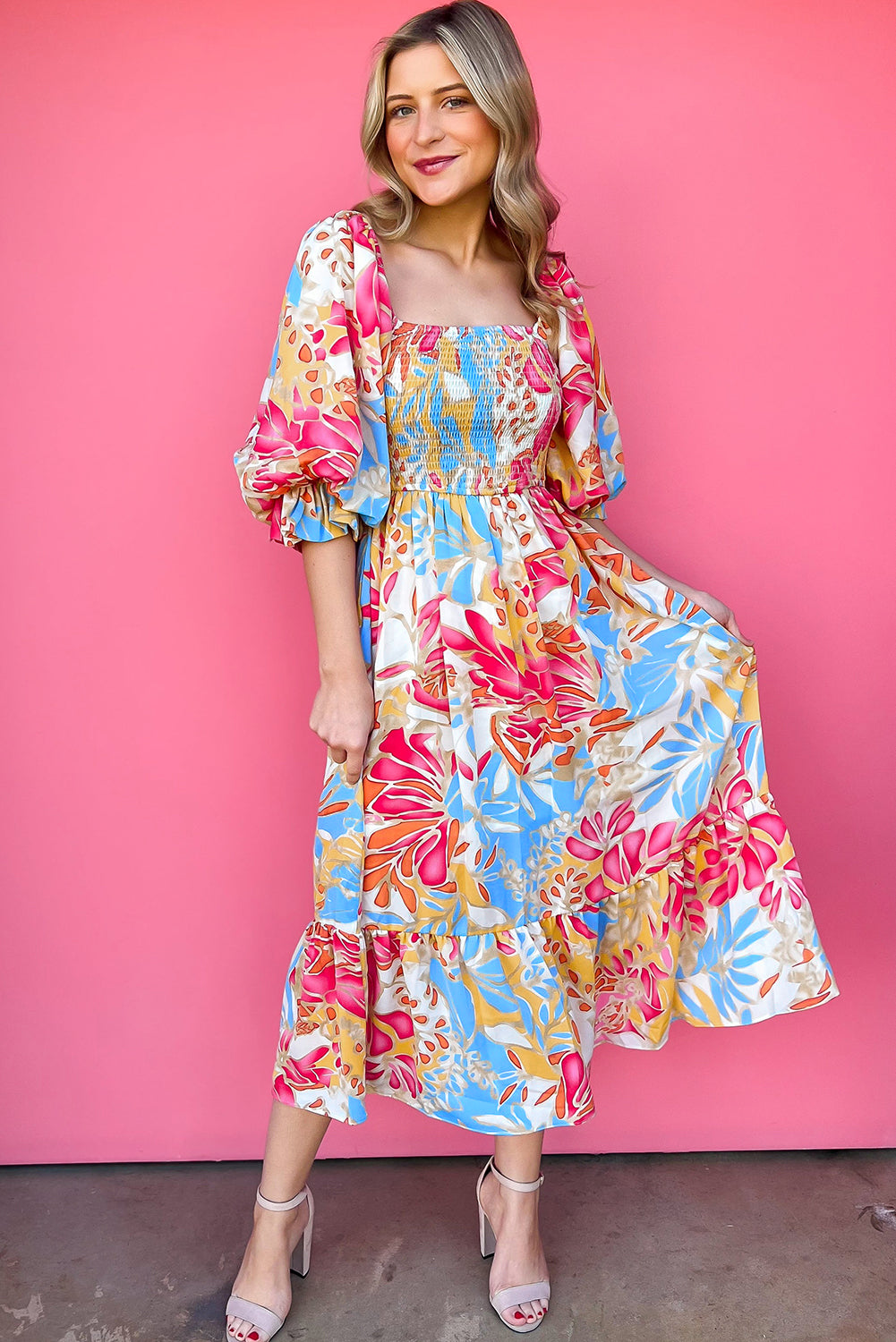 Robe midi tropicale à floral avec des manches bouffées en rouge rose