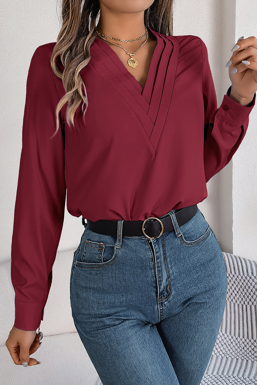 Dahlia roja Elegante blusa plisada de cuello en V