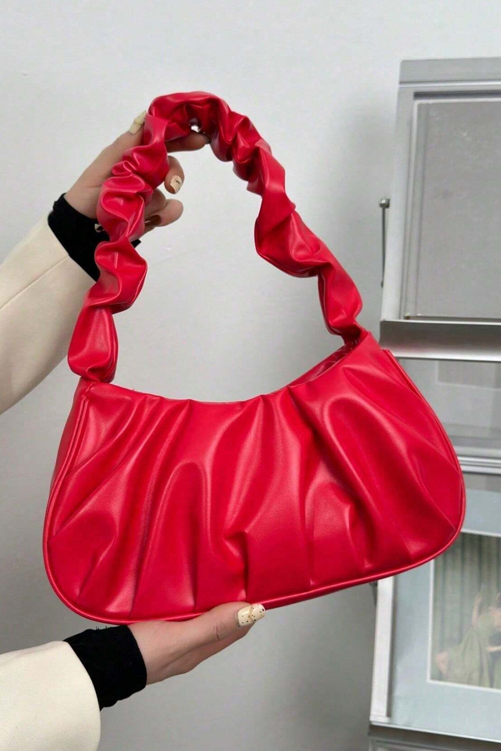 Sac d'épauque en faux cuir rouge à la mode rouge.