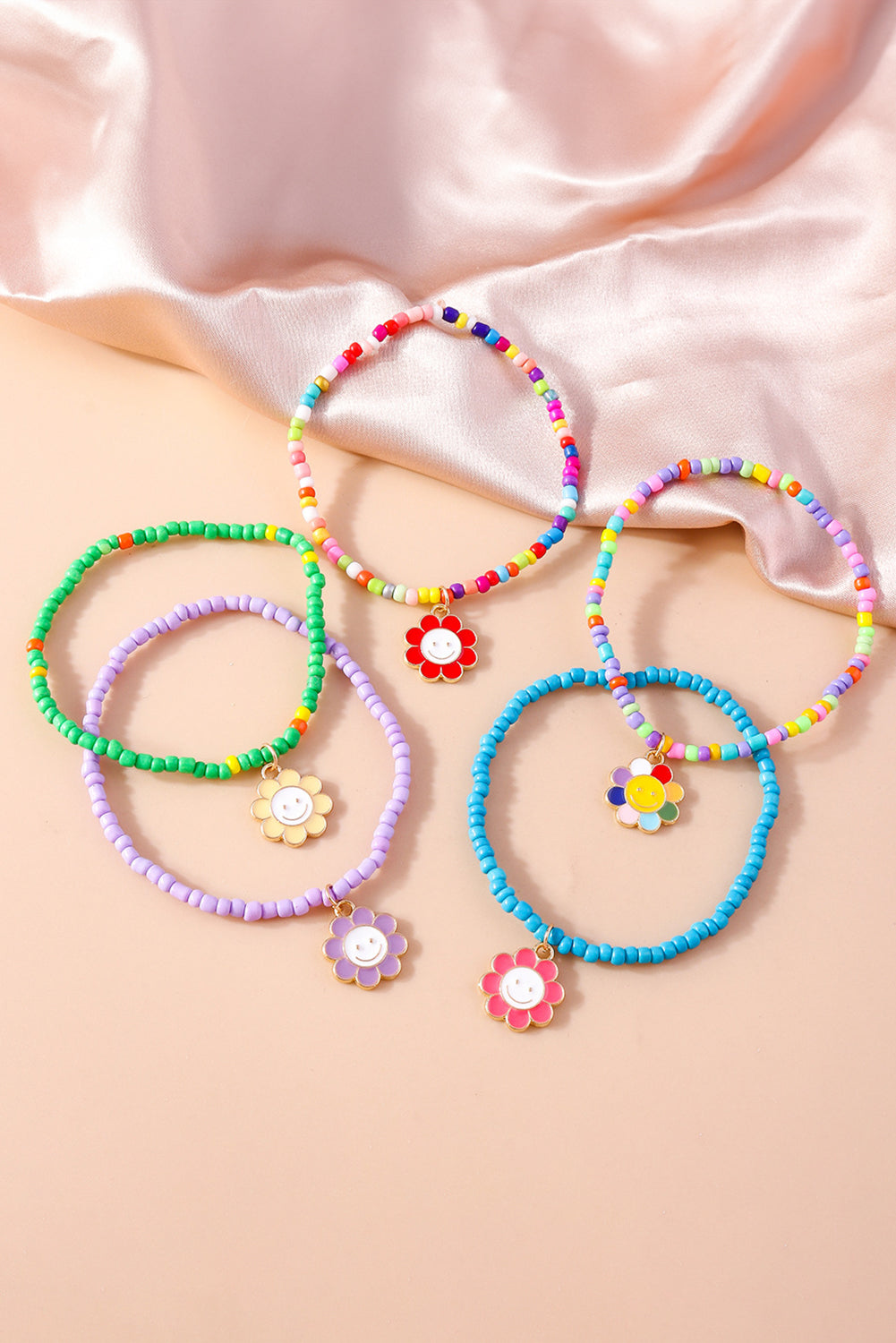 Hellblaues 5-teiliges Perlenarmband-Set mit Smiley-Blumenanhänger