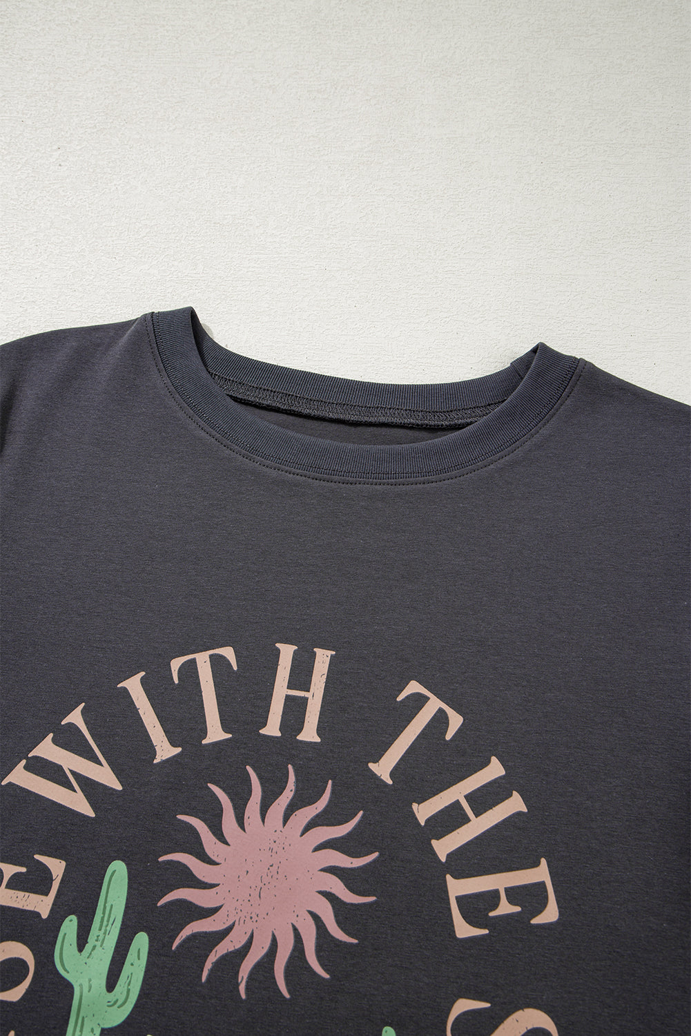 Dunkelgraues T-Shirt mit Grafik „RISE WITH THE SUN“