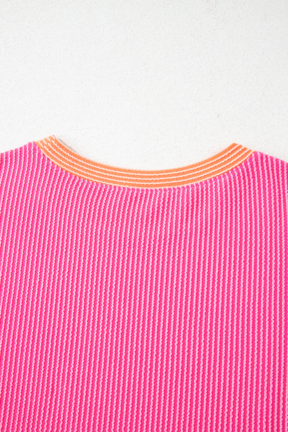 Farbenfrohes T-Shirt mit Rundhalsausschnitt und Colorblock-Muster