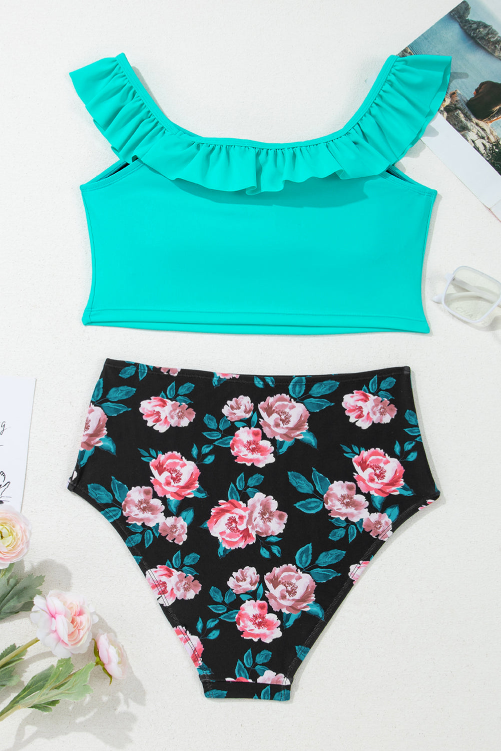 Seegrünes Bikini-Set mit Rüschen-Schwimmoberteil mit eckigem Ausschnitt und geblümten Shorts