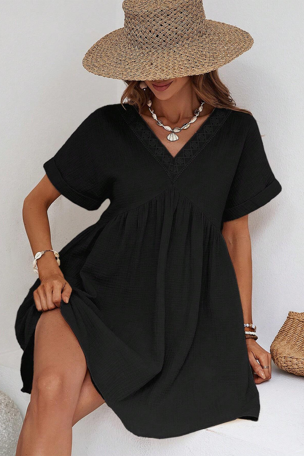 Black plié à manches courtes en dentelle en V Mini robe