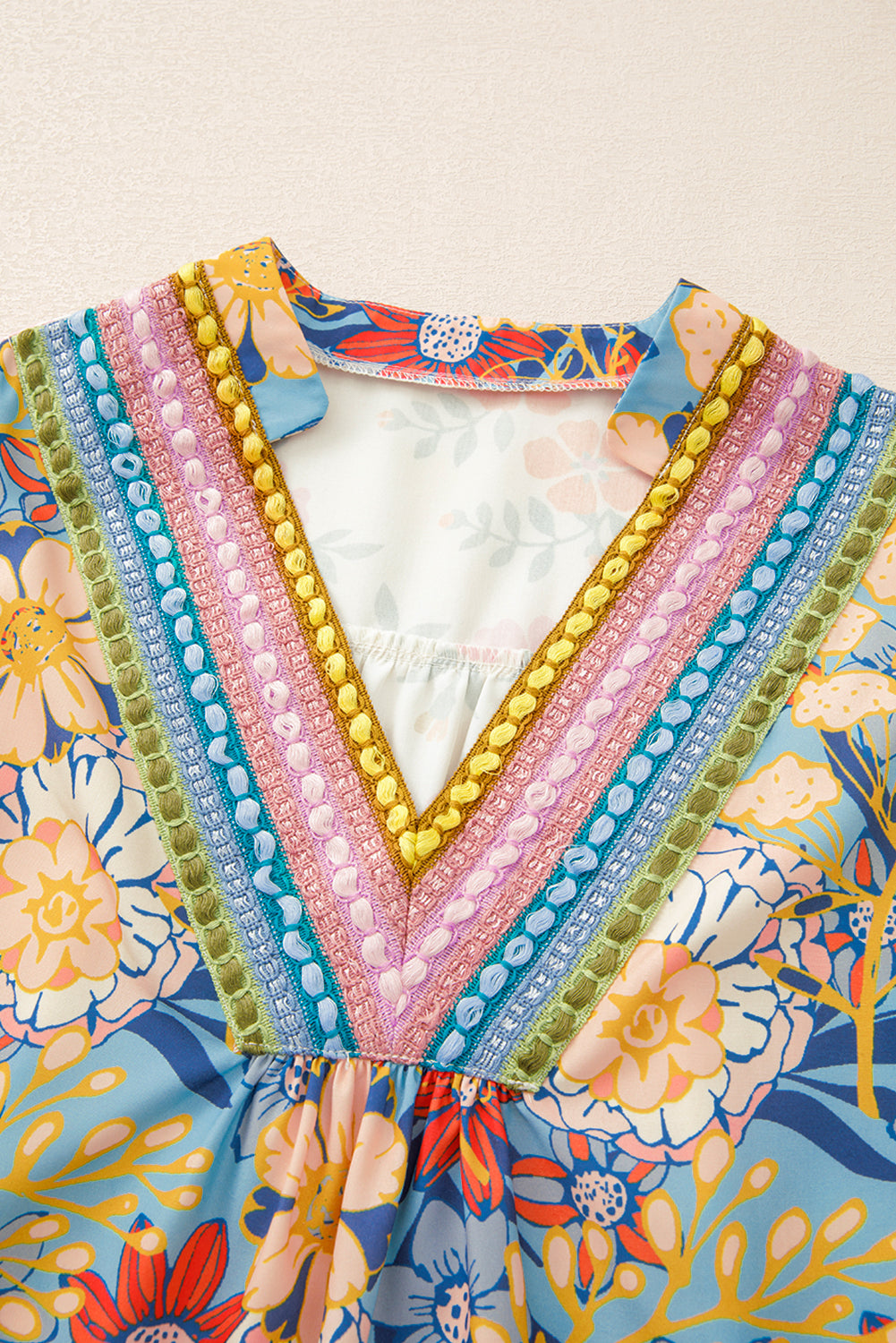 Mehrfarbige Boho-Blumenbluse mit V-Ausschnitt und halben Ärmeln