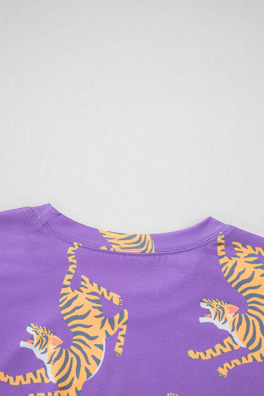 Púrpura Allada Tiger Patch de estampado Pocket Flower T Shirt