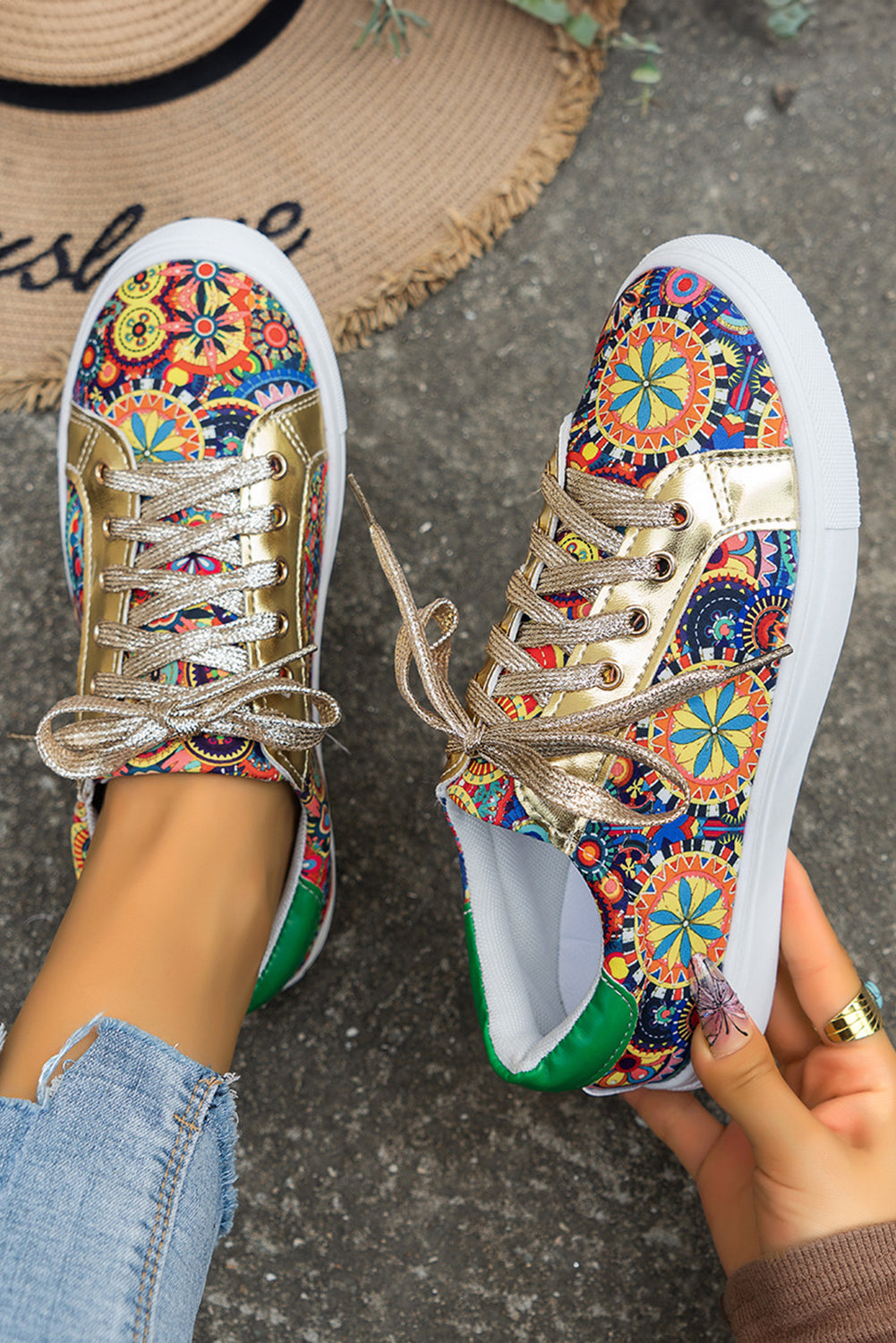 Luxuriöse goldene Sneakers mit geometrischem Bohemian-Schnürdesign