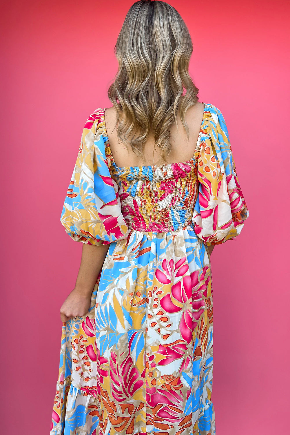 Robe midi tropicale à floral avec des manches bouffées en rouge rose