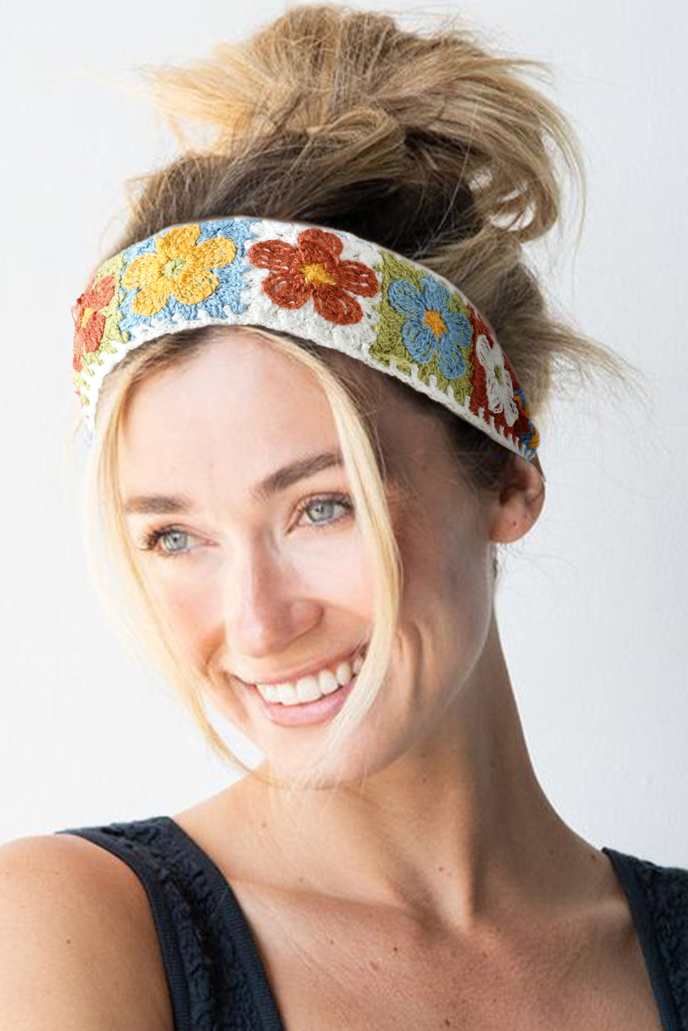 Breites Stirnband mit gehäkelten Blumen im Boho-Stil in Weiß