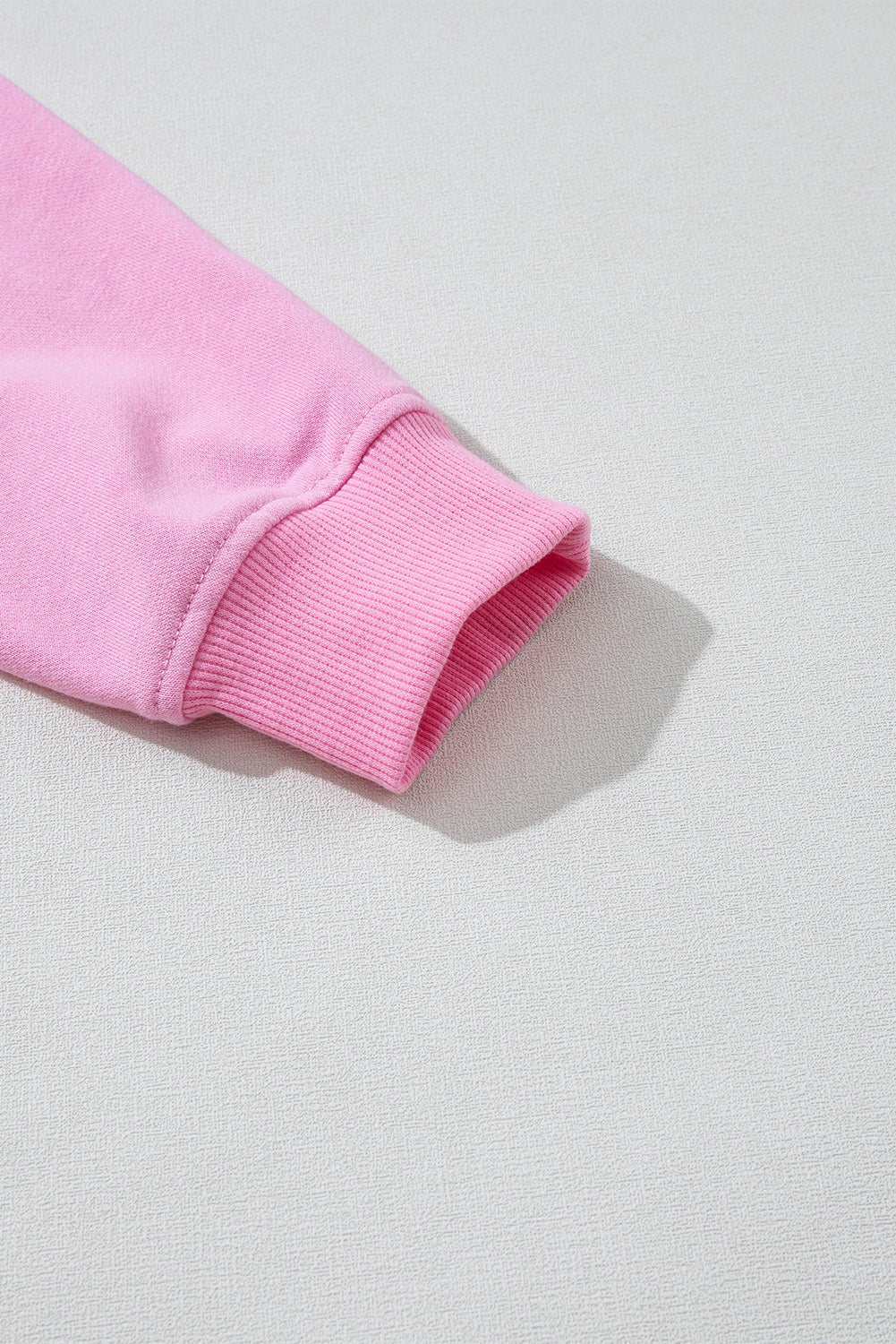 Rosa Sweatshirt mit Rundhalsausschnitt und geripptem Muster und Perlendekor in Kontrastfarbe