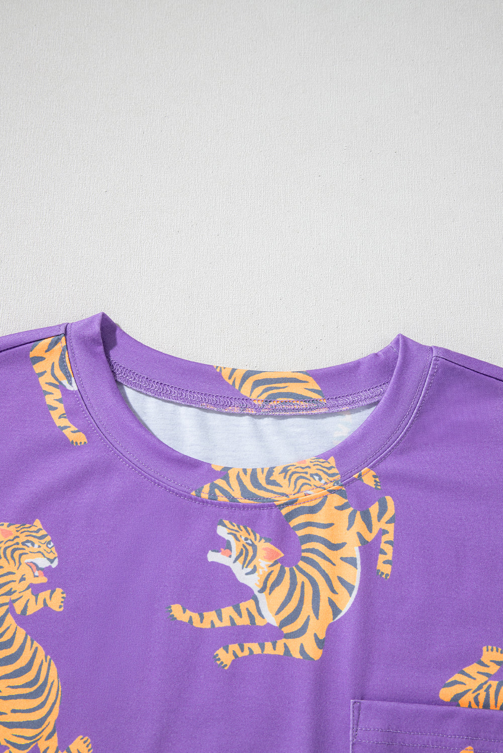 Lila, lockeres T-Shirt mit aufgesetzter Tasche und Tiger-Print