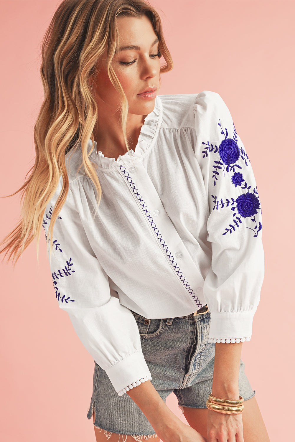 Weiße, mit Blumen bestickte Bluse im Boho-Stil mit Knopfleiste