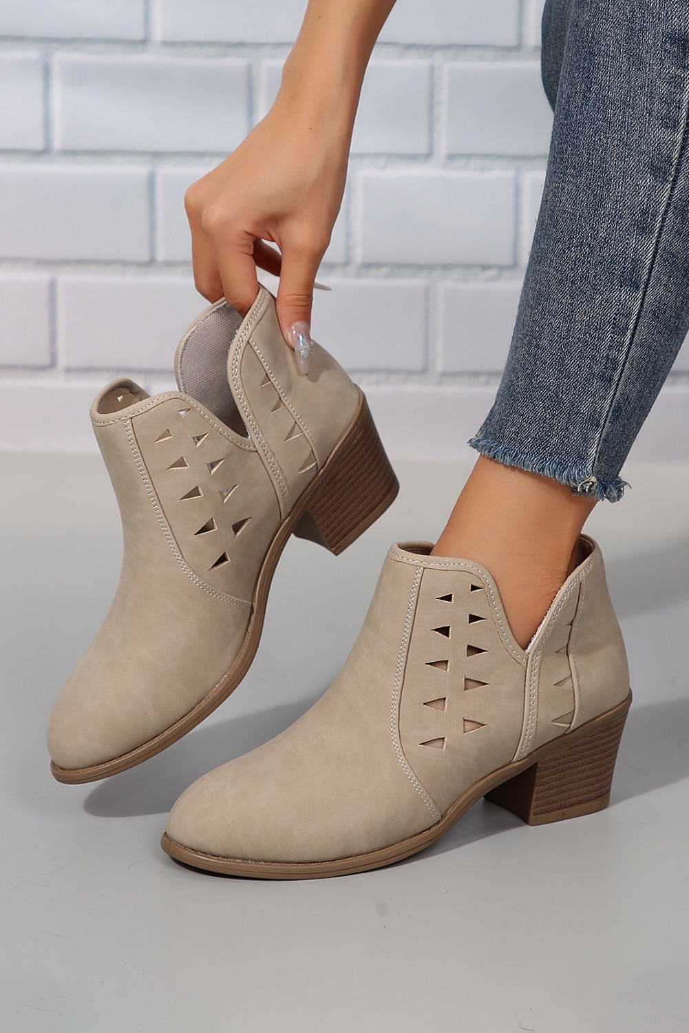 Parchment – ​​Ankle Boots aus Wildleder mit spitzer Zehenpartie und Absatz