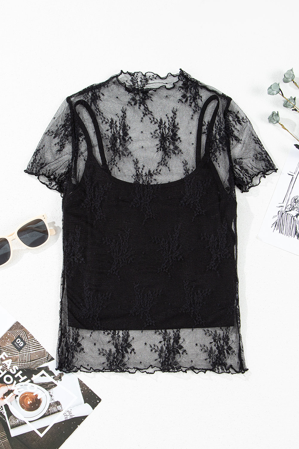 Blusa de malla floral negra transparente con mangas cortas