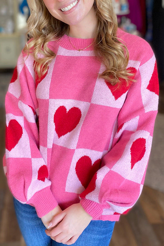 Rosafarbener karierter Strickpullover mit Herzmotiv zum Valentinstag