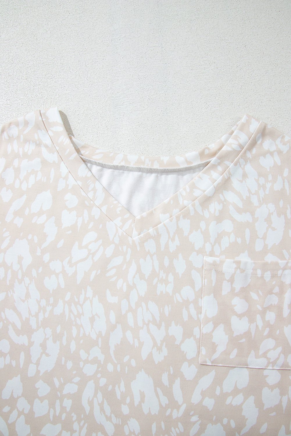 khaki leopard print v neck side slit loose fit t-shirt - MAD RUFFI