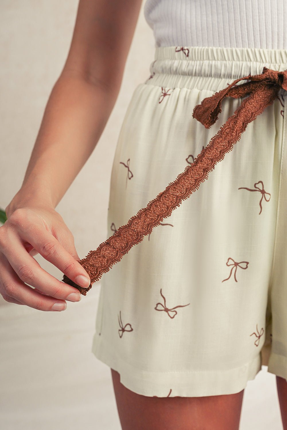white bow pattern lace tie elastic waist shorts - MAD RUFFI