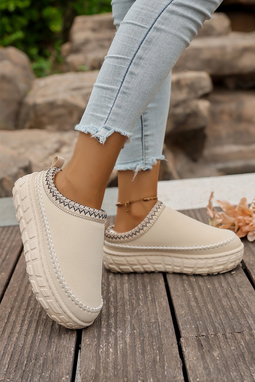 White Contrast Stitch Detail Plush Winter Clog Slippers - MAD RUFFI