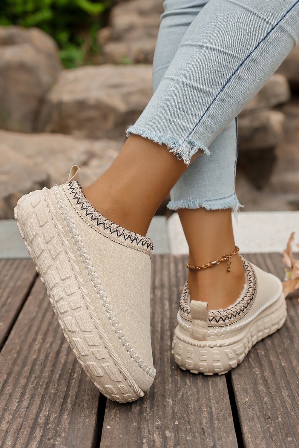 White Contrast Stitch Detail Plush Winter Clog Slippers - MAD RUFFI