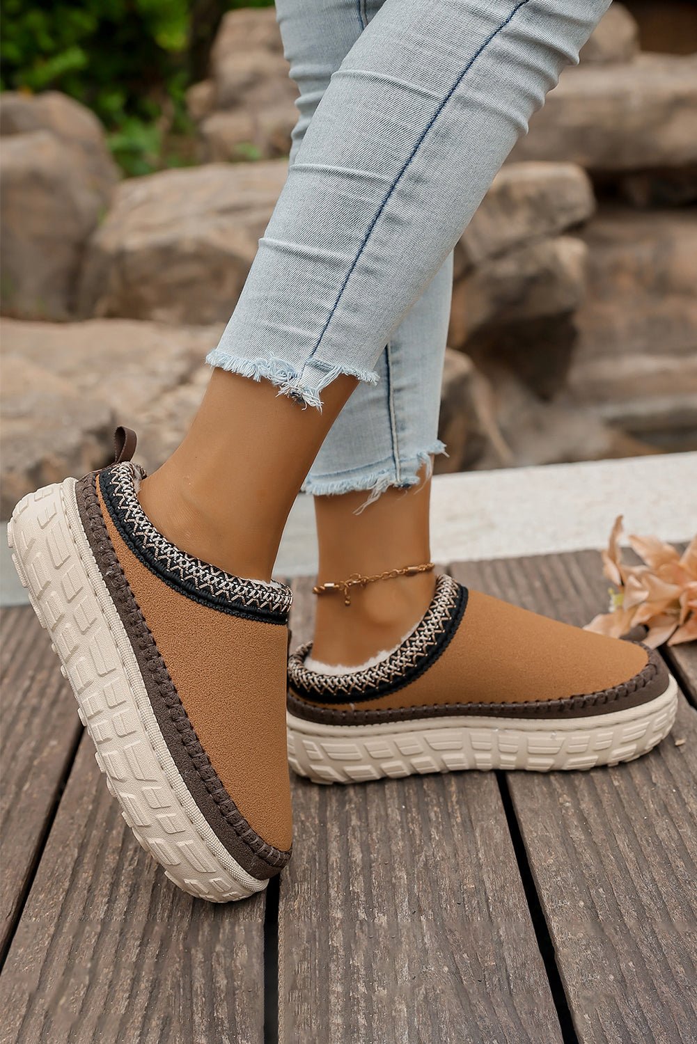 White Contrast Stitch Detail Plush Winter Clog Slippers - MAD RUFFI