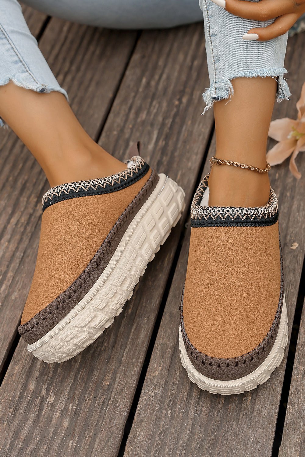 White Contrast Stitch Detail Plush Winter Clog Slippers - MAD RUFFI